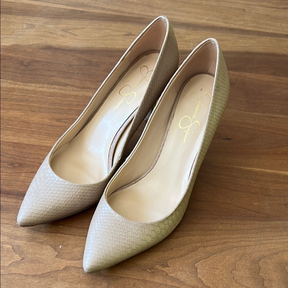Elegant Beige Pumps